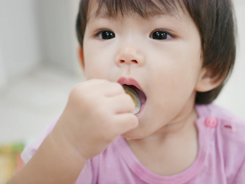 Coin Sized Button Battery Child Swallowing Danger: Parents Beware!