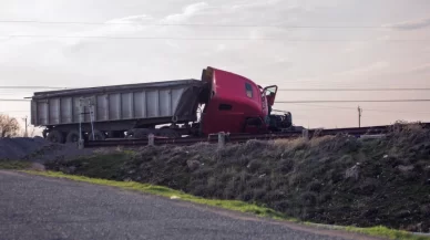 Report: Large truck crash fatalities rose last year
