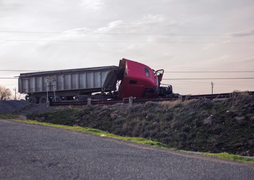 Report: Large truck crash fatalities rose last year